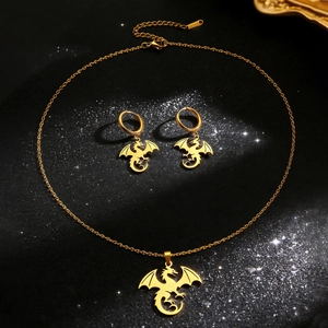 Parure collier et boucles d'oreilles dragon doré avec design d'ailes sur fond sombre