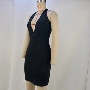 Détail d'une robe en maille côtelée noire avec col en V licou et texture de taille ajustée