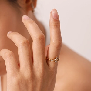 Gros plan d'une bague plaquée or 18 carats avec zircons cubiques au design floral