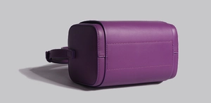 Vue détaillée du sac Boston en cuir violet açaï avec poignée latérale et boucle en métal