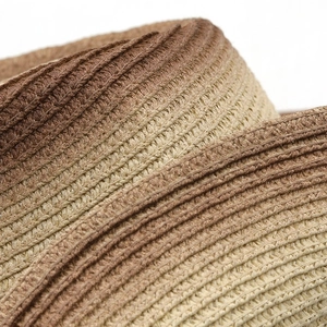 Dettaglio della trama in fibra naturale intrecciata con sfumature beige e marroni