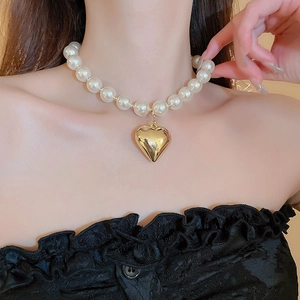 Exaggerated resin heart pendant on pearl necklace for hip-hop minimalist fashion women