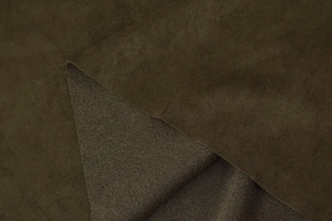 Detail von dunkelolivgrünem Wildleder-Imitat Stoff mit matter Oberfläche und Faltung