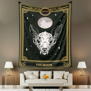 Dettaglio dell'arazzo dei tarocchi gotico La Luna con teschio di pipistrello in nero e oro