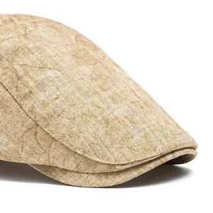 Berretto piatto in lino beige con cuciture rinforzate sulla tesa e stile retrò