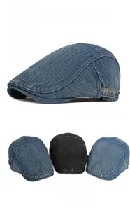 Dettagli del berretto in denim lavato con calda fodera in pile e fibbie in ottone