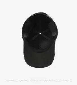 Détail de la doublure en peluche épaisse et de la boucle en métal d'une casquette d'hiver