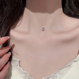 Collana minimalista con zircone su catena trasparente indossata sulla clavicola