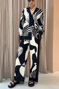 Détail de l'imprimé géométrique noir et blanc sur l'ensemble chemise et pantalon fluide