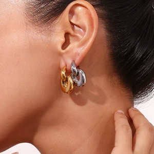 Fashionable minimalist interlocking two-tone 18K gold plated stainless steel hoop earrings