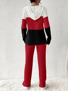 Macro detail of the vertical ribbed texture on the color-block hooded tracksuit set