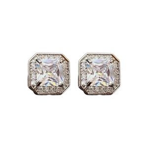 Boucles d'oreilles carrées en argent avec zircone centrale et sertissage halo brillant