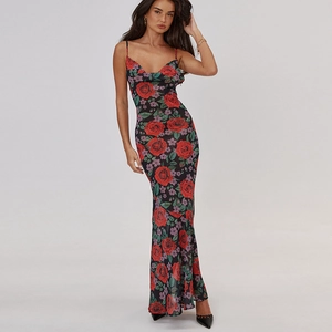 Gros plan d'une robe longue à imprimé floral avec roses rouges sur tissu noir léger