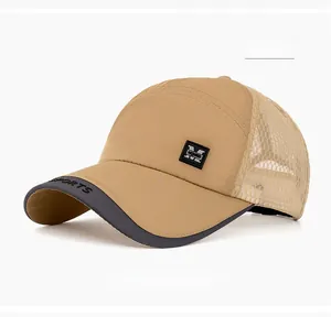 Detail der khakifarbenen Mesh-Cap mit grauem Sports-Schirm und atmungsaktivem Netz