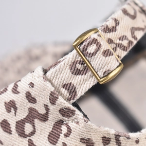 Dettaglio del cappello leopardato con fibbia in ottone vintage e cinturino regolabile