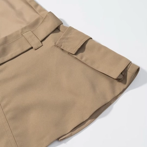 Dettaglio ravvicinato del top cargo kaki con tessuto in cotone twill e tasche