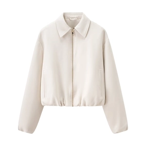 Détail de la fermeture éclair et du col de cette veste courte crème pour femmes