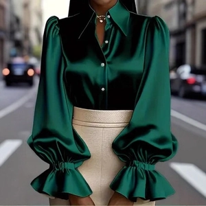 Elegante camicia in raso verde smeraldo con maniche a sbuffo e polsini arricciati