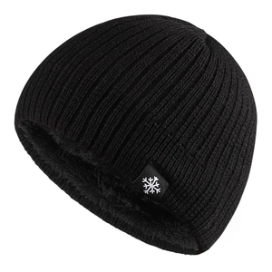 Bonnet en tricot noir avec écusson flocon et doublure polaire chaude sur fond blanc