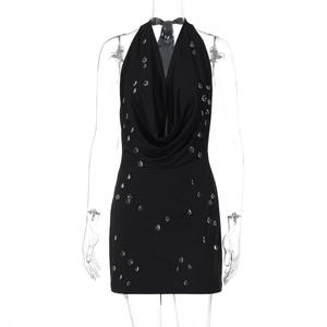 Détail d'une mini-robe noire dos nu avec perles en forme de goutte et coupe ajustée
