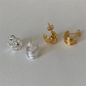 Detail of 925 sterling silver triple layered arc earrings in gold and silver finish