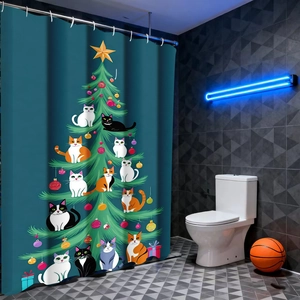 Tenda da doccia con albero di Natale e gatti animati in un bagno moderno con decorazioni