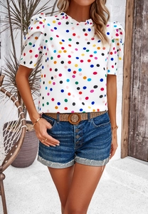 Kurzärmeliges Polka-Dot-Oberteil mit Rüschenkragen und Jeans-Shorts mit Knopfleiste