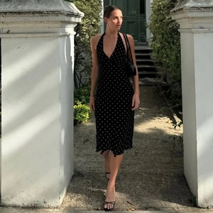 Détail de la robe vintage à pois dos nu avec décolleté plongeant en V sexy et élégant