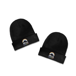 Bonnet en tricot noir pour femme avec broderie sourire arc-en-ciel hiver