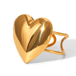 Dettaglio macro dell'anello a cuore in acciaio inossidabile placcato oro 18K con doppia fascia