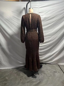 Vue détaillée d'une robe marron café en tissu jacquard avec une coupe sirène élégante
