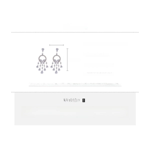 Détail des boucles d'oreilles argentées à franges avec dimensions de 7,3cm et strass