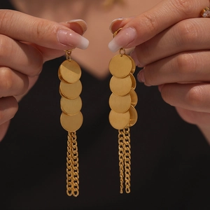 Boucles d'oreilles élégantes en acier doré 18 carats avec disque et longues franges