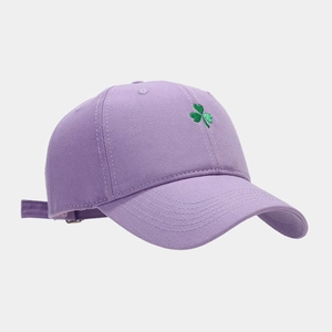 Détail de la broderie trèfle vert sur casquette de baseball en coton violet texturé
