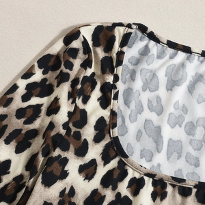 Detailaufnahme des Karree-Ausschnitts und der Leopardenmuster-Struktur des Jumpsuits