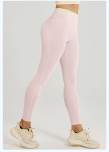 Detalle de los leggings de yoga rosas con diseño exclusivo de cintura alta cruzada