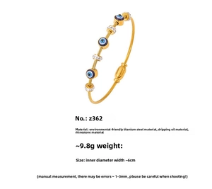 Dettaglio del bracciale a cavo placcato oro con perline occhio greco in smalto e strass