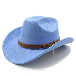 Détail d'un chapeau de cow-boy bleu ciel en suédine avec ruban marron et boucle