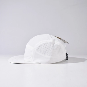 Profil latéral d'une casquette de baseball blanche avec maille et visière courte.