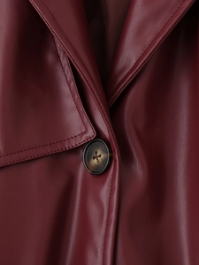 Détail de la veste de motard en similicuir bordeaux avec col à revers et boutons