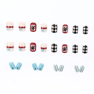 Faux ongles carrés courts avec motifs géométriques et damier rouge sur fond blanc
