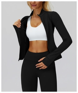Détail de la manche de veste de sport noire avec passage pour le pouce pour femme