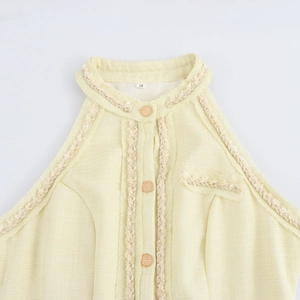 Robe courte en tweed jaune pâle avec col licou, boutons vintage et détails effilochés