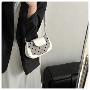 Détail du sac à bandoulière carré avec motifs à pois, nœud élégant et sangle réglable