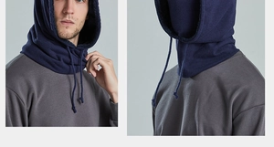 Détail de la cagoule en polaire bleu foncé avec cordon de serrage réglable pour l'hiver