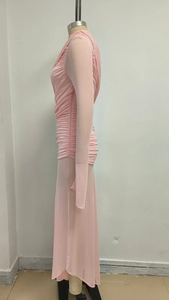 Détail du tissu en maille rose avec plis froncés horizontaux et texture ajustée