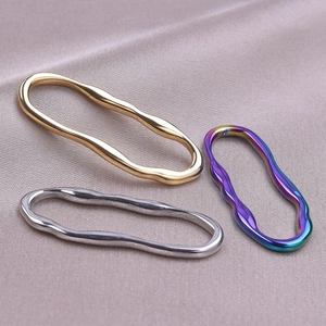 Minimalistische gewellte Ringe aus Edelstahl 304 in Gold, Silber und Regenbogen