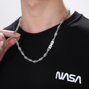 Gros plan sur collier chaîne torsadée 6mm en acier inoxydable et fermoir moderne