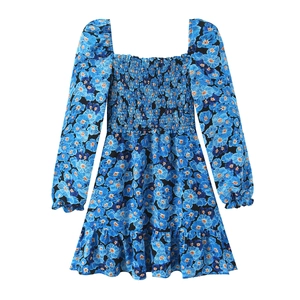Kleid mit blauen Blumen, Puffärmeln, eckigem Ausschnitt und Rüschensaum auf weißem Grund
