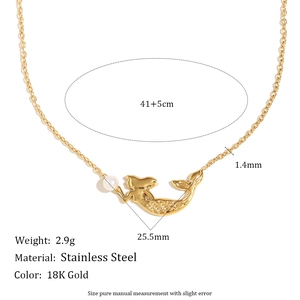 Détail du pendentif sirène en acier doré 18 carats avec perle et dimensions de l'article